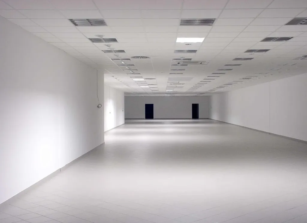 Idealnie gładka i wypoziomowana powierzchnia wylewki betonowej o wysokim połysku w nowoczesnym wnętrzu.