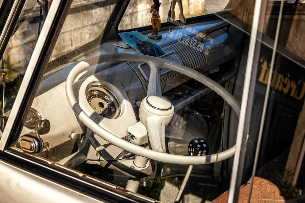 Klasyczne wnętrze kampera na bazie VW, prezentujące przytulną przestrzeń mieszkalną w stylu retro.